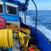 Nuovo naufragio nel Mediterraneo, soccorso un gommone con due corpi senza vita