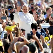 Papa Leone XIV in mezzo ai fedeli in piazza San Pietro per l'udienza generale del mercoledì / ANSA