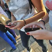 Adolescenti e social media: «Sempre più connessi e a rischio»
