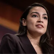 Un'immagine in primo piano di Alexandria Ocasio-Cortez