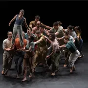 La pace del mondo si fa a passo di danza (e con un volo da circo)