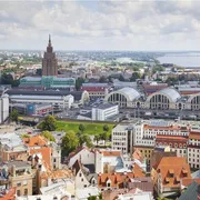 Vista di una città affacciata su un fiume