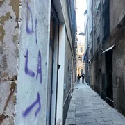 Nei Caruggi di Genova, tra degrado e volontariato