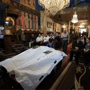 Due bare avvolte di bianco in una chiesa di Gaza ci ricordano che quella guerra uccide ancora