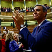 Uomo applaude in aula parlamentare