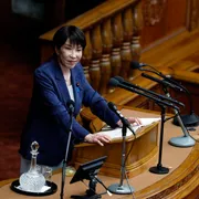 La premier nipponica Sanae Takaichi nel suo discorso programmatico in Parlamento