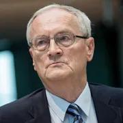 Giornata nera per Merz: primo presidente AfD di un parlamento regionale, arrestato per spionaggio l'ex capo dei servizi