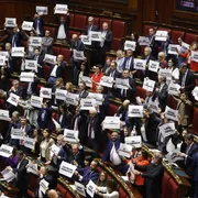 Il Governo schierato al momento del voto finale/ ANSA