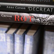 Per capire davvero Anne Carson, Nobel 2026, bisogna partire dal frammento e dalla poesia come interstizio