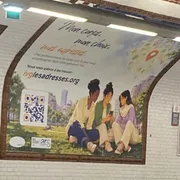 Per abortire basta un clic. La campagna choc nel metrò di Parigi