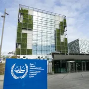 Un palazzo di vetro con un cartello