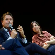 Giuseppe Conte (M5s) parla al convegno del Manifesto mentre lo ascoltano Elly Schlein (Pd) e Nicola Fratoianni (Avs)