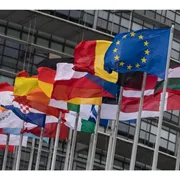Le bandiere degli Stati Ue davanti al Parlamento Europeo a Strasburgo