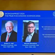 Il Nobel per l'Economia agli statunitensi Hall e Woodford, che hanno cambiato i modelli delle crisi