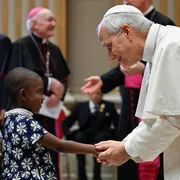 Domani il ricovero del Papa in ospedale. Attesa per l’operazione al Gemelli