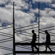 Giovani al lavoro su un ponteggio / Ansa