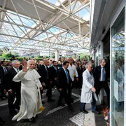 Il Papa in sala operatoria al “Gemelli”: attesa sull’esito dell’intervento