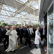 Il Papa al “Gemelli”: l’intervento è riuscito. Rimosso il tumore e asportato il lobo del polmone