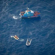 C'è un gommone con 30 migranti finito nel nulla. E la Libia dichiara guerra alle Ong