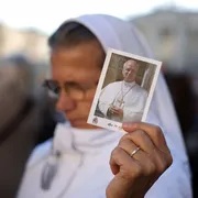 Il Papa di «buon umore» al “Gemelli”. Al via la fisioterapia respiratoria dopo il tumore rimosso al polmone
