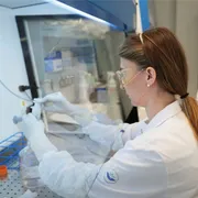 Che cos'è e come si cura l'adenocarcinoma, la malattia del Papa