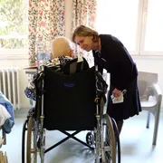 Il ddl riconosce la figura del caregiver familiare / Foto Gennari