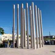 Alte colonne di pietra bianca formano il memoria costruito sulle macerie della stazione di polizia distrutta il 7 ottobre