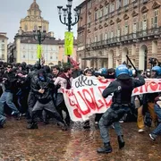 Slogan e pietre, un giorno di guerriglia. Gli studenti copiano la rabbia francese