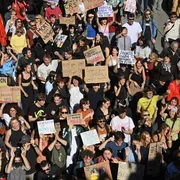 Domani in Francia torneranno in piazza giovani e “gilet gialli”: dopo il «quinto atto» la protesta si allarga