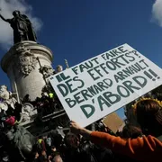 La Francia a ferro e fuoco, giovani e gilet gialli insieme per la "cordata" della rabbia