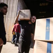 La distribuzione di pacchi alimentari del Pam nel villaggio di al-Zawayda situato nel centro di Gaza / ANSA