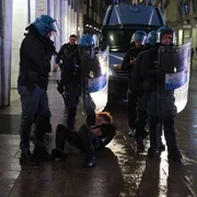 Le piazze che bruciano e la politica: servono visione e capacità di agire
