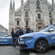 Controlli e fermi di Polizia in piazza del Duomo e dintorni a Milano / ANSA