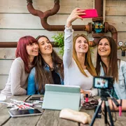 Influencer, quanto e come guadagnano in Italia