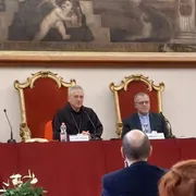 Un momento della prolusione dell'Anno accademico 2026/2027 dell'Istituto Santa Giustina a Padova con il vescovo Vittorio Viola, a sinistra. e il direttore don Loris Della Pietra