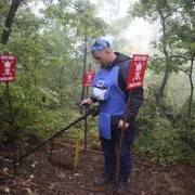 Un operatore della Ong Halo Trust impegnato in Kosovo