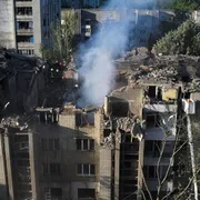 I soccorritori ucraini lavorano sul luogo di un attacco missilistico russo contro un edificio residenziale a Leopoli / ANSA