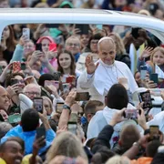 Leone XIV convalescente in papamobile fra i pellegrini in piazza San Pietro. «Grazie alla bontà di Dio»