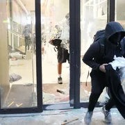 Abbiamo dato troppo potere alle merci. Che adesso si vendicano