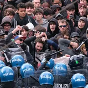 Una giornata di cortei e tensioni. Preso l'ideatore del Movimento. Meloni: garantita la sicurezza