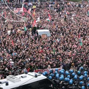 Una giornata di cortei e tensioni. Preso l'ideatore del Movimento. Meloni: garantita la sicurezza