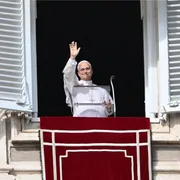 Il Papa affacciato alla finestra del suo studio nel Palazzo Apostolico per l'Angelus di ieri, 25 ottobre 2026 / ANSA