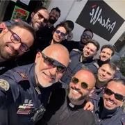 Foto di gruppo per alcuni agenti di polizia assieme a don Giovanni Giordano, cappellano alla Questura di Reggio Calabria