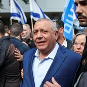 Chi è Eisenkot, l'avversario di Netanyahu che prima di votare è andato sulla tomba del figlio