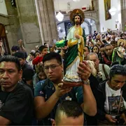 Devoti di san Giuda Taddeo davanti alla chiesa di San Hipólito, a Città del Messico / IAN ROBLES, EYEPIX