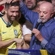 André Janones con Lula dopo la vittoria