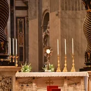 Adoratori riuniti a San Pietro, la forza silenziosa della fede