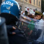 Milano, Gotham City e le vetrine infrante
