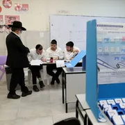 Il giallo dei "brogli annunciati" e i soldi del Qatar: ora Netanyahu contesta il voto arabo