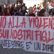 A Bologna madri in corteo con i figli per manifestare in pace